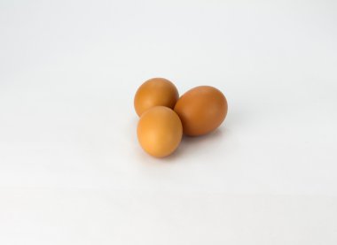 beyaz üzerine üç kahverengi yumurta