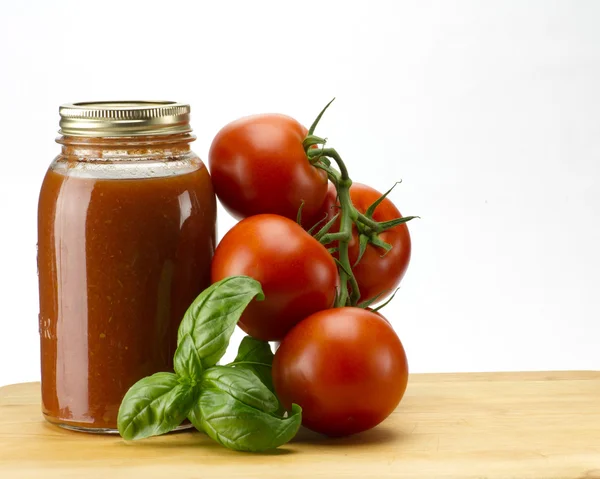 Tomatos kemangi dan saus — Stok Foto