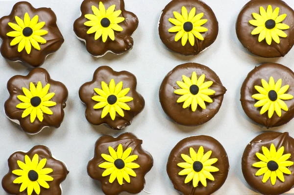 Marshmallow cookies with yellow flowers — Stock Photo, Image
