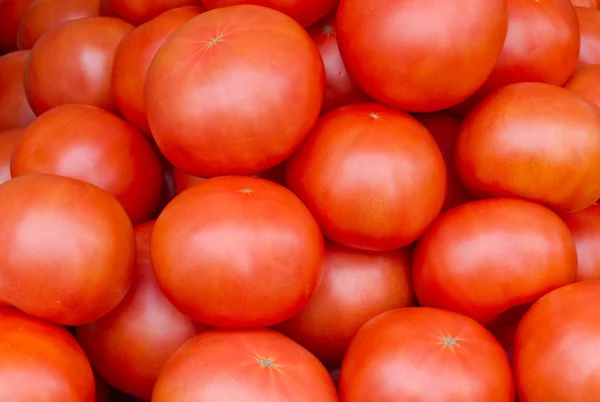 Tomates rojos maduros en exhibición en el mercado de agricultores —  Fotos de Stock