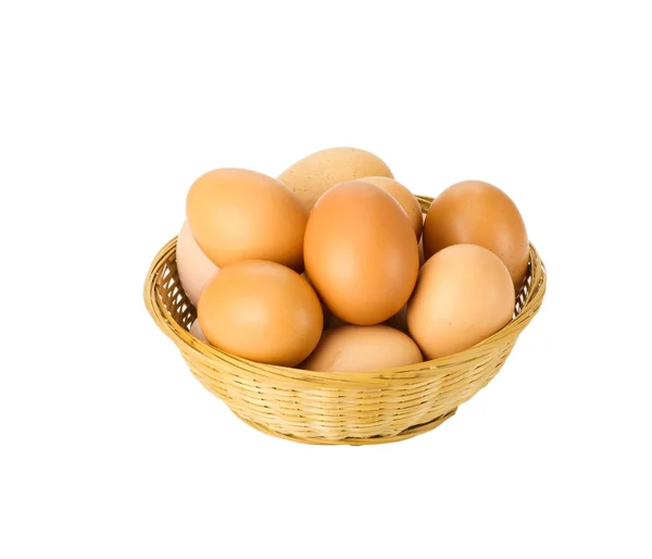 Hasır sepet içinde kahverengi yumurta — Stok fotoğraf