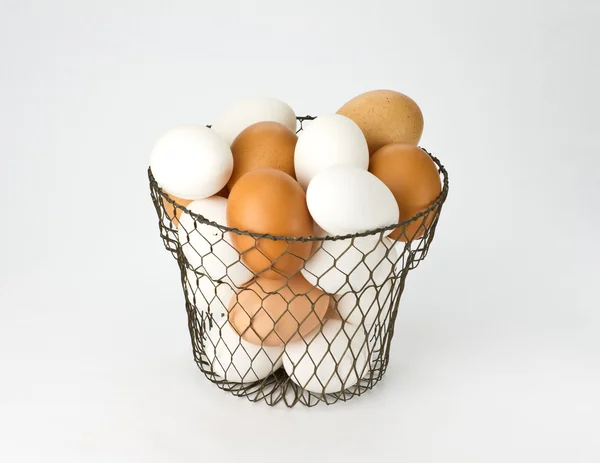 Яйца в винтажной корзине — стоковое фото