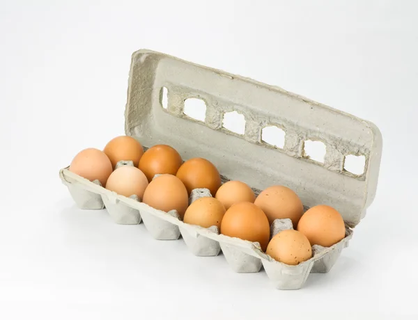 Brązowe jaja w kartonie — Zdjęcie stockowe