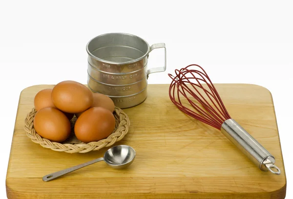 Яйца и инструменты для приготовления пищи — стоковое фото