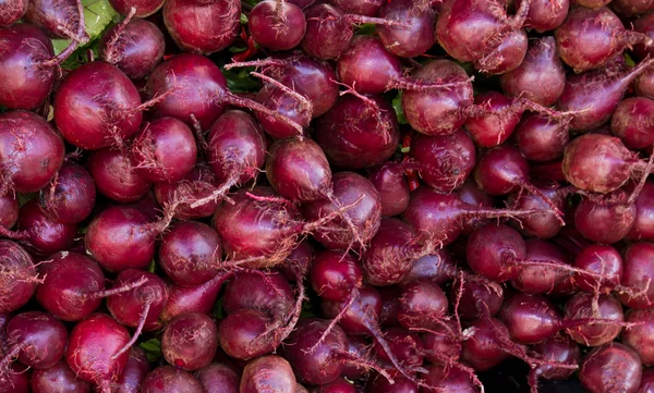 Red beets on display at the farmer's market — Stock Photo, Image