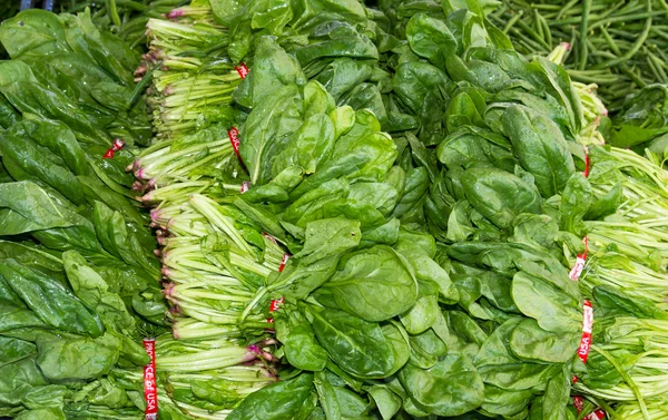 Spinazie tentoongesteld in de boerenmarkt — Stockfoto