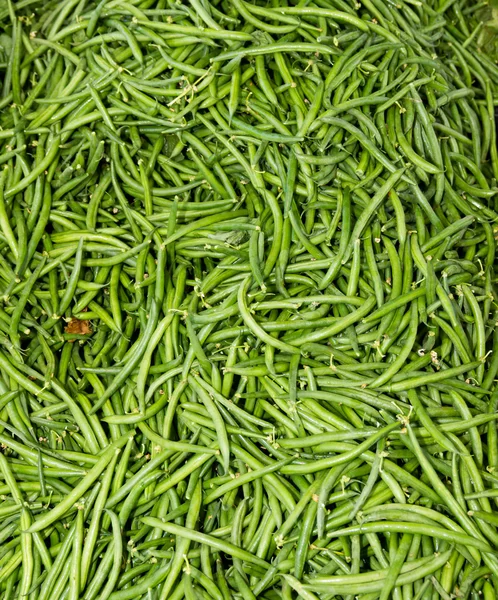 Groene bonen tentoongesteld in de boerenmarkt — Stockfoto