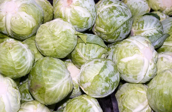 Green cabbages on display at the farmer's market — Stock Photo, Image