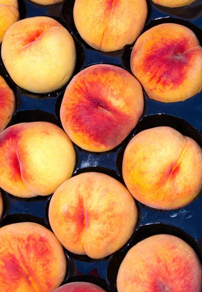 Peaches on display at the farmer's market — Stock Photo, Image