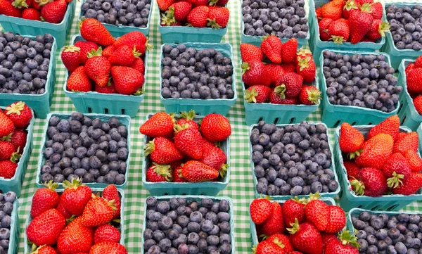 Cestas de fresas y arándanos —  Fotos de Stock