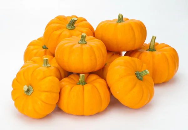 Dekorasyon için Güz pumpkins yığılmış — Stok fotoğraf