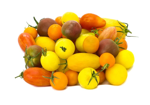 Tomates surtidos aislados en blanco — Foto de Stock