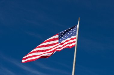 Amerikan bayrağı sallayarak esintiyle