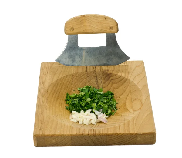 Perejil y cebollas cortadas en cubitos en una tabla de cortar —  Fotos de Stock