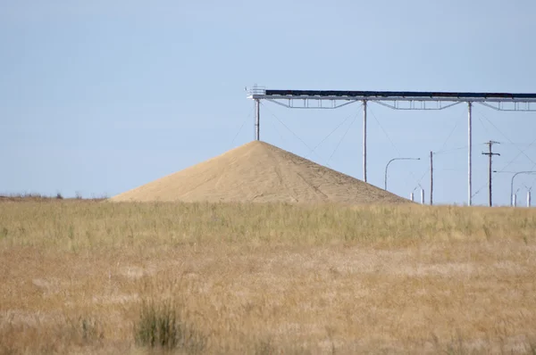 Pila di grano e sistema di trasporto — Foto Stock