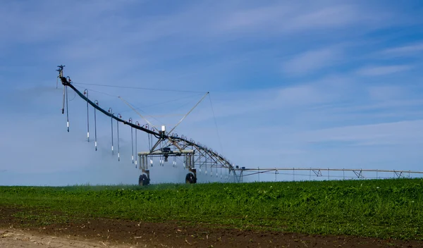 Sistema de irrigação por pivô operando com água — Fotografia de Stock