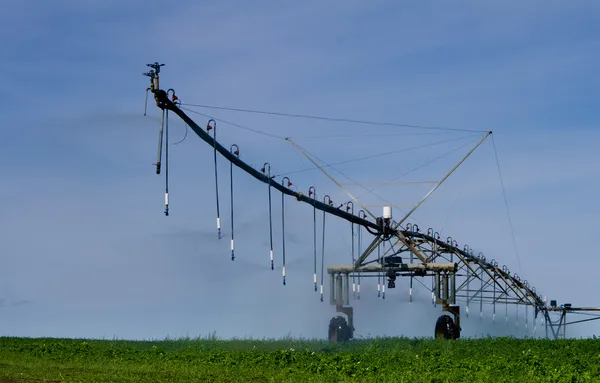 Sistema de irrigação por pivô fornece água para as culturas — Fotografia de Stock