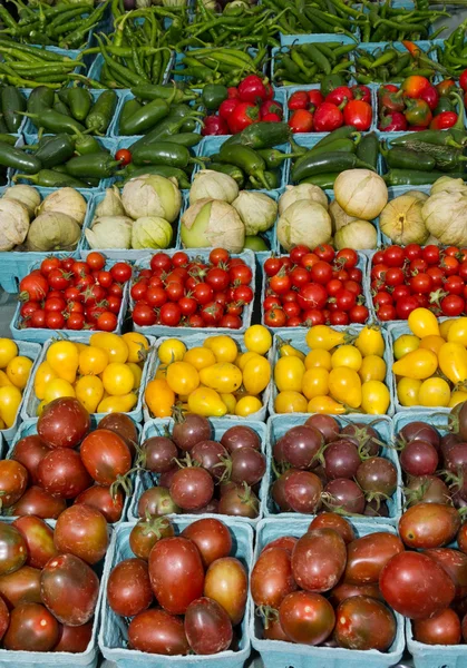 Display of fresh produce tomatoes and peppers — Stock Photo, Image