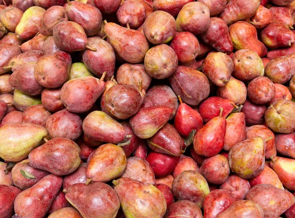 Peras de bartlett rojas recién cosechadas en exhibición —  Fotos de Stock