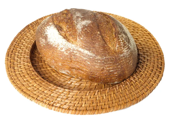 Świeże pieczone bochenek chleba zakwas żytni na Wiklinowy taca — Zdjęcie stockowe