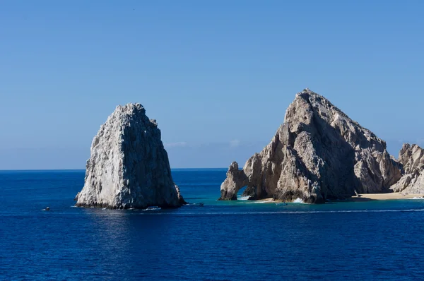 Formações rochosas, incluindo El Arco subir do oceano — Fotografia de Stock
