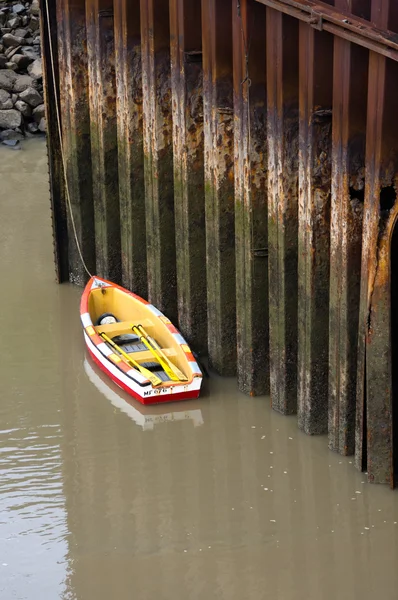 Row boat waits for crew in panama canal locks — Stock Photo, Image