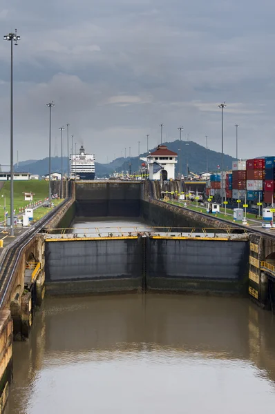 Gates and pool of the Miraflores Locks — Stock Photo, Image