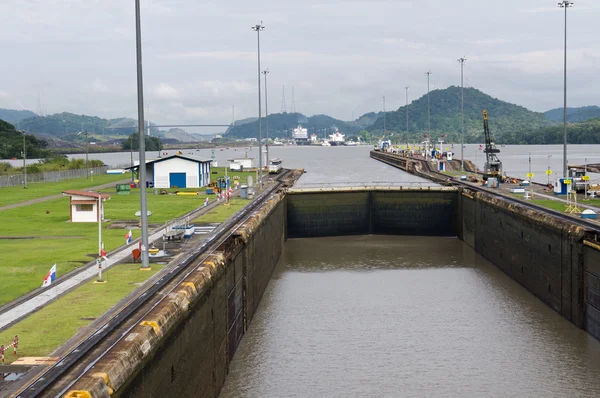 Gates and basin of Miraflores Locks — Stock Photo, Image