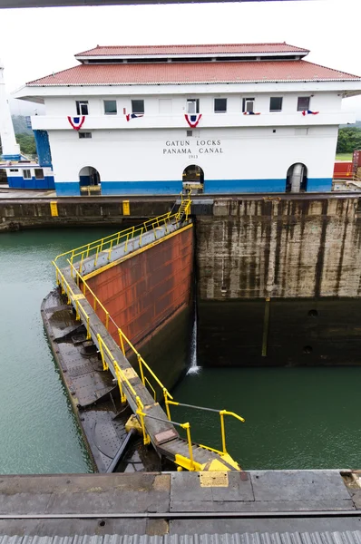 Lock gates at Gatun locks Panama — Stock Photo, Image