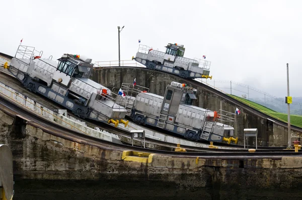 Drei elektrische Lokomotiven auf dem Panamakanal — Stockfoto