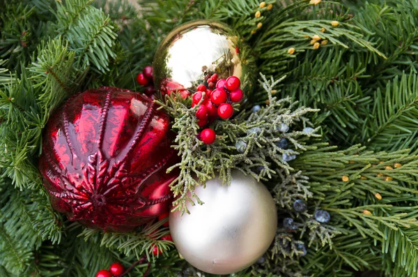Jul arrangemang med gröna och prydnadsföremål — Stockfoto