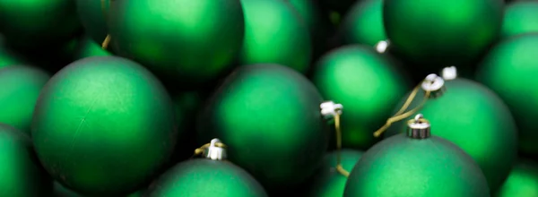緑のクリスマスの装飾の背景 — ストック写真