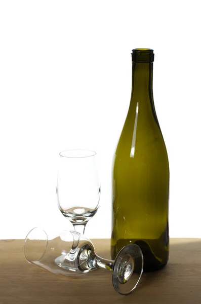 Gözlüklü bir masada şarap şişesi — Stok fotoğraf