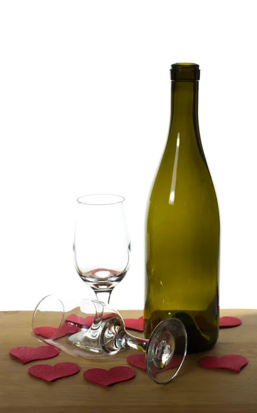 Garrafa de vinho e copos prontos para o dia dos namorados — Fotografia de Stock