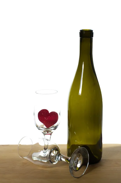 Botella de vino con copas y corazón —  Fotos de Stock