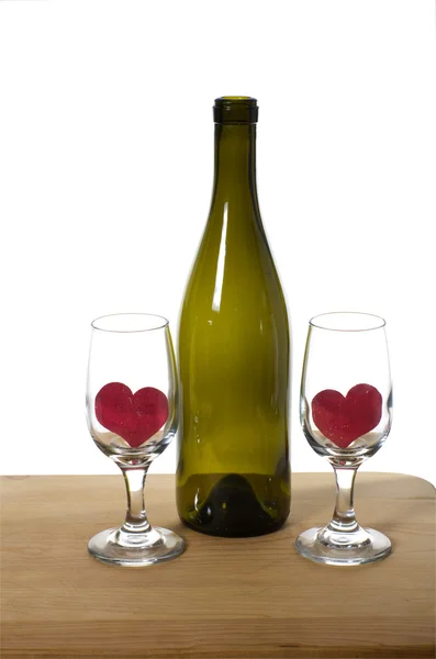 Şarap şişesi ve kalpleri ile şarap bardakları — Stok fotoğraf