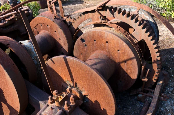 Engranajes oxidados y carretes de un cabrestante de cable viejo — Foto de Stock