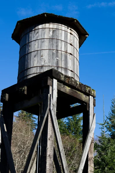 Mavi gökyüzünün altında eski ahşap su kulesi — Stok fotoğraf