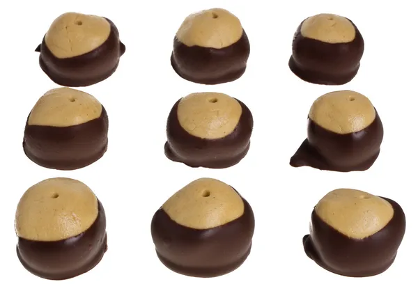Девять ореховых печенек с арахисовым маслом, изолированных на белом — стоковое фото