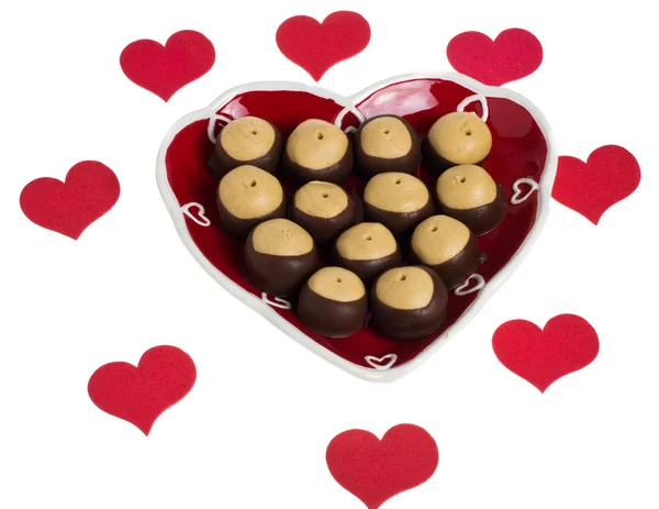 Hjärtformad tallrik med hjärtan och buckeye cookies — Stockfoto