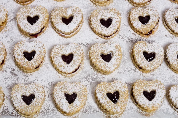 Herzförmige Kekse mit Erdbeermarmelade — Stockfoto