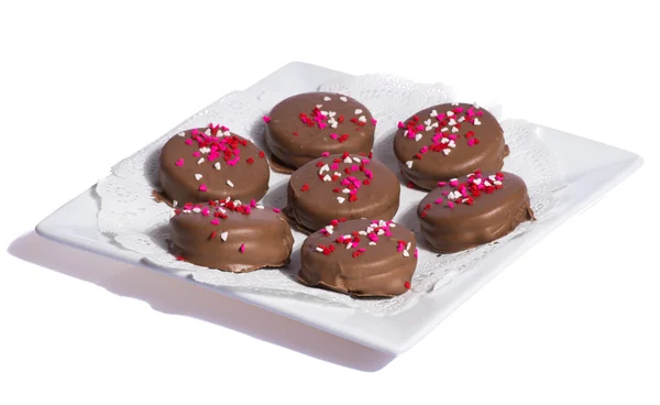 Plaat van chocolade koekjes geïsoleerd op wit — Stockfoto