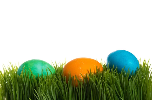 Tre färgade påskägg i gräset — Stockfoto