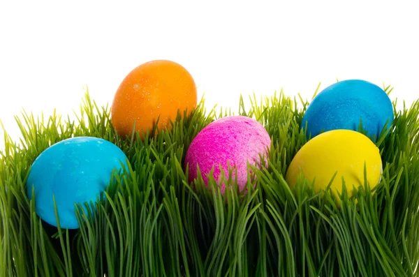 Ljusa färgglada färgade ägg i gräset — Stockfoto