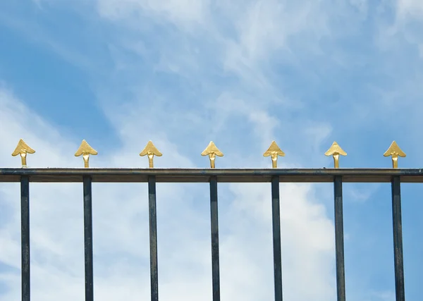 푸른 하늘을 두르고 있는 울타리 — 스톡 사진