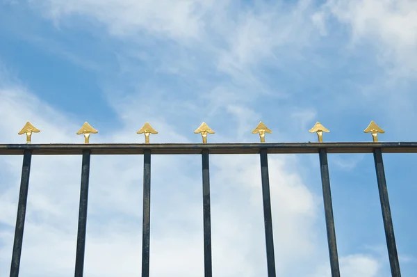 Kerítés kék égbolttal — Stock Fotó