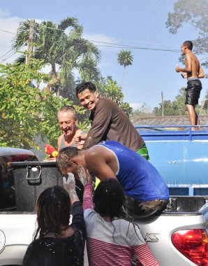 songkarn Tayland yeni yıl, her yıl Nisan tarihinde yaz sezonu için geri su sıçramasına ve aile için hak