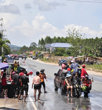 songkarn Tayland yeni yıl, her yıl Nisan tarihinde yaz sezonu için geri su sıçramasına ve aile için hak