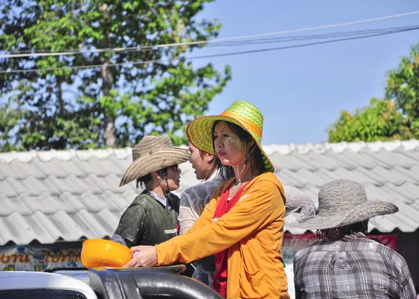 Songkarn es el nuevo año de Tailandia, Cada año en abril es temporada de verano el Mérito, Volver a la familia y Salpicar el agua — Foto de Stock