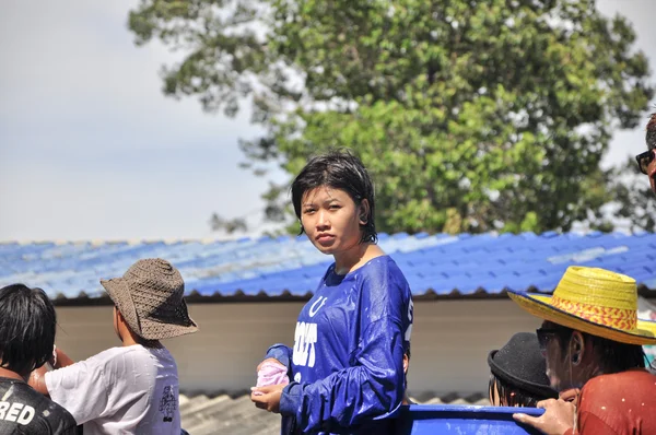 Songkarn Tayland yeni yıl, her yıl Nisan tarihinde yaz sezonu için geri su sıçramasına ve aile için hak — Stok fotoğraf